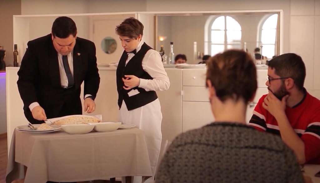 Los alumnos desarrollan sus prácticas en el aula restaurante de la Escuela de Hostelería y Turismo de Teruel