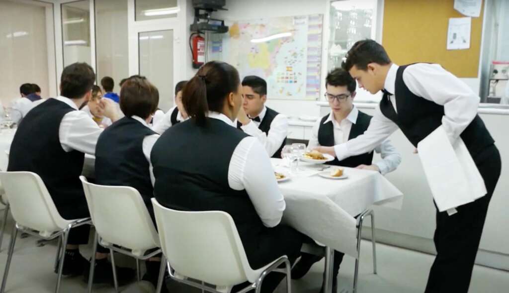 Alumnos del Grado Medio de Servicios de Restauración de la EHT de Teruel, durante un servicio de mesa